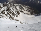 V rozlyžovanej hornej časti kuloára musíme pri lyžovaní dávať pozor, aby sme zbytočne nepúšťali splazíky na oneskorencov, ktorí šlapú nahor (na fotke lyžuje Jirko)