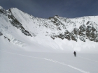 Na Hohbalmgletscher po čiastočnom zlyžovaním SV steny Lenzspitze máme o skúsenosť viac, že pekná biela farba ešte nemusí nutne znamenať lyžovateľný sneh (fotil J. Švihálek)