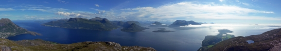Vrcholový výhľad od Moldefjordu cez Sunnmorske Alpy až po Atlantik (možnosť prezretia panorámy vo väčšom rozlíšení po otvorení fotky v novom okne prehliadača)