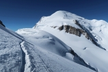 Zo sedla Col du Mont Maudit (4345 m) sa v plnej kráse ukazuje vrcholová časť Mont Blancu, ktorá je už posiata desiatkami ranovstajov