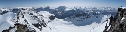 Odmenou za dlhánsky výstup s prevýšením takmer 1700 výškových metrov sú nádherné výhľady na okolité kopce na rozhraní Trollheimu a Romsdalu