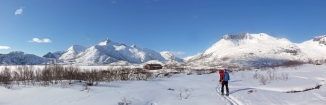 Rovinatý nástup popri polorozmrznutom Vatterfjordpolen 