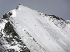 Pri pohľade na naše lyžiarske stopy sa mylne domnievame, že väčšie dobrodružstvo než podprašanový ľadík v hornej časti Lenzspitze, nás dnes už nečaká... veruže čaká...
