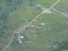 1400 m nižšie: chalupy Wendenalpu a Zavakyho fáro (tá biela škatuľka vpravo)