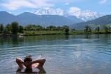 Ďalší deň si servírujeme príjemne chladný kúpeľ v jazere Lac du Passy, z ktorého máme západnú stranu Mont Blancu ako na dlani a v duchu ďakujeme Bielej hore, že nám včera dopriala lyžovačku zo svojho vrchola v takých skvelých podmienkach a počasí - merci!