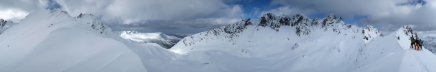 Panoráma doliny Molladalen (vľavo Svinetinden, vpravo masív Ramoen-Jonshornet, ktorého vežičky sú v lete tunajším lezeckým eldorádom)