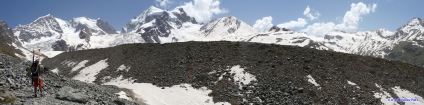 Spod morény ľadovca Vadret da Tschierva sa nám postupne odhaľujú kopce skupiny Bernina (možnosť prezretia panorámy vo vyššom rozlíšení v novom okne)