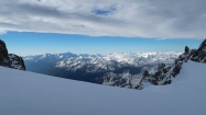 Výhľad zo sedla Col Maudit smerom na juh na kopce nad talianským Courmayeurom