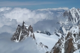 Výhľad z Grand Plateau na vrcholovú stanici Midi, chatu Cosmiques odkiaľ sme ráno štartovali (na fotke dole v strede) a vrchol Aiguille Verte (vpravo)