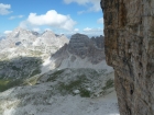 Výhľad zo steny smerom na chatu Locatelli, Monte Paterno a lezcov v ceste Hasse-Brandler