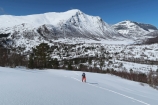 Voľba padá na krátku túru v Skorgedalen, kde sniežik začína priamo od auta