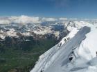 Kontrast jarnej zelene kvitnúceho Grindelwaldu a trblietavého snehu vrcholových partií Eigeru