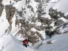Kľúčovým miestom zjazdu je strmý úzky preliačený žliabok vo výšvihu hrebeňa, v ktorom lyžujeme 10 metrov bočným zosuvom (zvyšok zjazdu púšťa oblúkmi alebo preskokmi)
