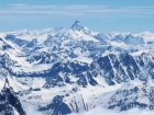 Sponad sedla Col de la Brenva v diaľke obdivujeme ďalšie alpské dominanty ako Matterhorn, Monte Rosa či Gran Paradiso