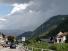 Preplnené Dolomity nás vítajú sparou a búrkami, ktorých hrmot sa snažíme prehlučiť Jožovým nadupaným rockovým CDčkom