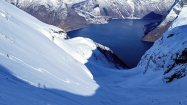 Napriek avizovanej lavínovej dvojke sa aj dnes snažíme lyžovať opatrne s dodržaním všetkých bezpečnostných pravidiel (fotil Juraj Rohár)