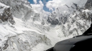 V doline okolo švajčiarskeho kempu vidieť množstvo čerstvých lavín popadaných z oboch strán doliny