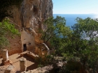Kúsok vedľa sa nachádza ešte väčšia jaskyňa, v ktorej sa skrývajú ruiny starého augustínskeho kláštora
