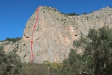 Kúsok od centra Palerma sa nachádza masív Monte Pellegrino s bigwallíkom Lo Schiavo, kde sa v polovici 20-teho storočia začala písať história lezenia na Sicílii (na fotke zákres cesty Diretta, ktorú si v hornej časti napriamujeme variantom Daniela, 6b os, 220 m)