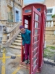 Po celom ostrove sú roztrúsené červené telefónne búdky - pozostatok z časov, keď bol ostrov pod britskou nadvládou