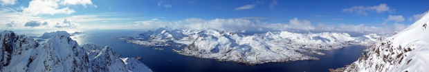 Austnesfjorden v plnej kráse (možnosť prezretia panorámy vo väčšom rozlíšení)
