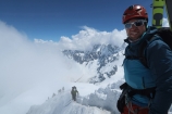 Okno pekného počasia má byť len krátke, preto sa spolu s Davidom rozhodujeme pre variantu bez aklimatizácie a lanovkou sa na obed vyvážame na Aiguille du Midi, odkiaľ pokračujeme na chatu Cosmiques