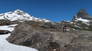 Relatívne náročnú a dlhú skialpinistickú túru začíname polhodinovým pešobusom z Trollstigen na prah doliny Bispevatnet