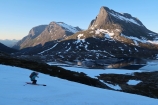 Z ľadovca ďalej muldami šikmo doprava popod Alnestind až dole na Trollstigen, kde zakončujeme dnešnú peknú a rôznorodú skialpinistickú túričku