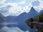 Ráno sa pohľadom z Tysfjordu lúčime s monumentálnym Stetindom a mierime na Lofoty