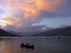 Romantika pri západe slnka nad Phewa Lake (v pozadí vpravo vidieť masív Annapurna South)