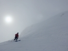 Z vrcholu lyžujeme na opačnú stranu do doliny Kudalen, ktorú v hmle zhora nie je jednoduché správne trafiť