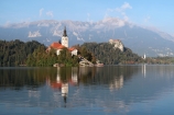 V strede jazera sa nachádza populárny ostrovček s kostolom a za ním na brale ešte populárnejší Bledský hrad