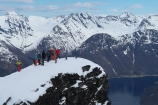 Cestou dole sa zastavujeme na vyhliadke s nádherným výhľadom na celý Hjorundfjord