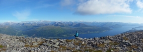 Výhľady smerom na Langfjord a Romsdalské Alpy v pozadí