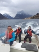 K dispozícii máme čln od Andersa, ktorý si podľa chute môže kto chce vyskúšať kerovať a povoziť sa po fjorde