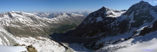 Panoráma hornej časti doliny Val Roseg a ľadovec Vadret da Tschierva (v pravej časti kopce Piz Tschierva a Piz Morteratsch) - možnosť prezretia panorámy vo vyššom rozlíšení