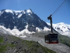 Po dvoch hodinách vo fronte na lanovku sa z preplneného Chamonix vyvážame o 2800 metrov vyššie na preplnené Aiguille do Midi
