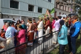 Prechádzku mestom nám dnes spestruje farebný hinduistický pochod