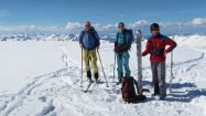 André, Berry a Robert na plackatom vrchole Storbua