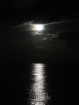 Večer z autobivaku v tichosti sledujeme mesiac v splne a jeho odraz trblietajúci sa na tmavej hladine mora