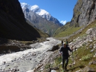Úzka dolina nad švajčiarskym kempom patrí k najkrajším častiam treku popod Dhaulágirí (fotil Rasťo)