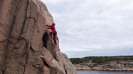 Ako zvyčajne aj tentokrát sa vo Švédsku zastavujeme na skalkách, aby sme si trochu oddýchli od dlhej cesty a rozhýbali stuhnuté telesné schránky (fotil Rasťo Hatiar)