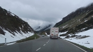 Nekonečnú pondelkovú cestu do Chamonix smerujeme cez Innsbruck a sedlo Arlberg popri topiacich sa zvyškoch snehu, ktoré tu dokydlo ešte koncom mája