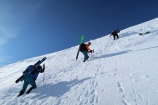 Záver na hrebeň ide trochu do kopca, takže lyže putujú na batoh