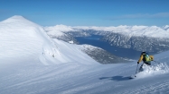S fjordom pod nosom zapúšťame panenské oblúky do sedla medzi vrcholmi