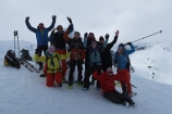 Na vrchole Skarasalen vo výške 1540 m nad fjordom (zľava Janči 1, Janči 2, Robo, Tomáš, Maťka, Mišo, Sonka, dole Evka a Lucka)