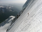 Prvých 100 metrov kuloára ide trochu z kopca (sklon cca 45-50°), no náročnosť lyžovačky citeľne znižuje šírka kuloára, jeho rovnoplochosť a nízka expozícia (fotil J. Švihálek)