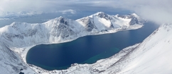 Keď do okolitých fjordov pomedzi oblaky preblysne slniečko, zafarbujú sa do krásnych modro-zelených odtieňov