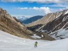 Sniežik začína na chodníku od výšky asi 3400 m, takže poslednú hodinku výšlapu ťapkáme na lyžiach