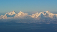 Skupina kopcov Mansiri Himal range (zľava doprava Manaslu, Ngadi Chuli, Himalchuli)